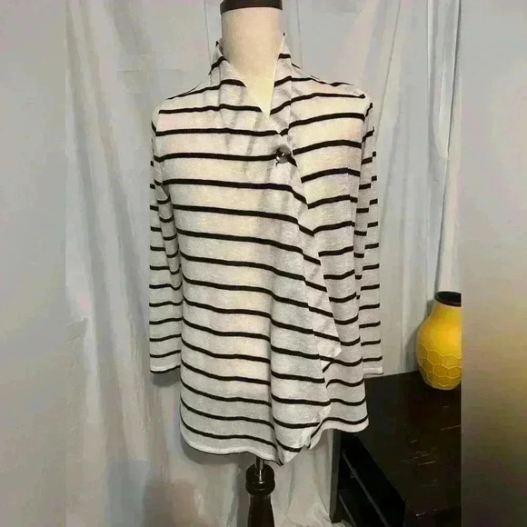 AGB Women’s Gauzy Top. One Button. Striped. LS. White/Black. Women’s Sz M. - Picture 1 of 7
